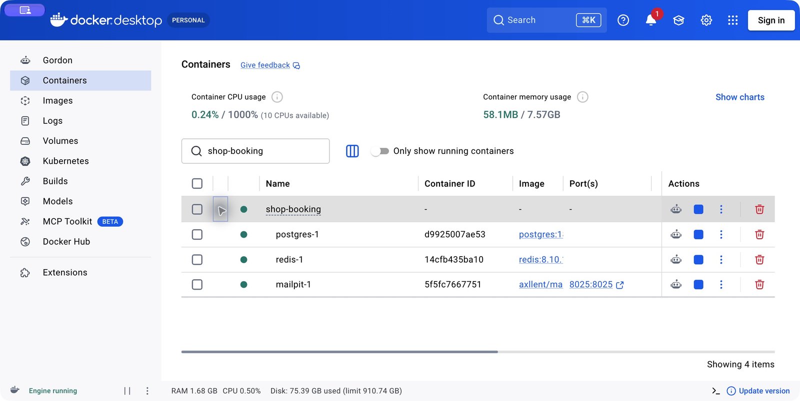 Docker Desktop 的容器列表:shop-booking 這一組展開後,資料庫(PostgreSQL)、Redis、測試收信匣(Mailpit)三個工作箱,狀態都是執行中的綠色。